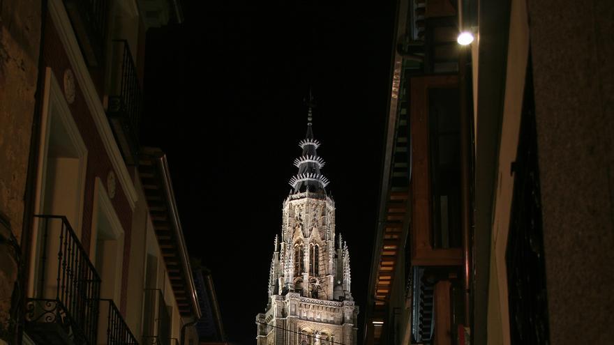 La torre de la Catedral iluminada.